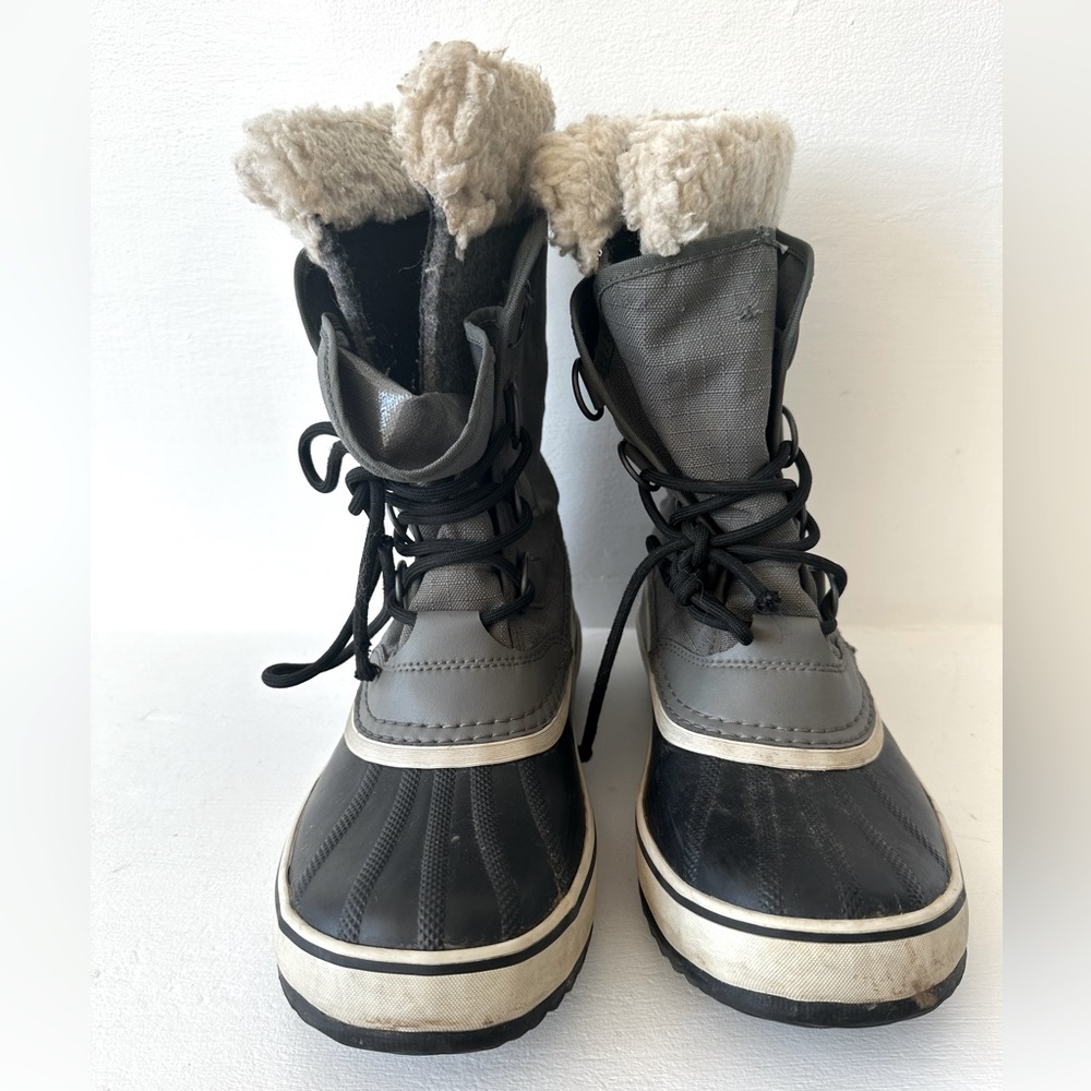 Sorel winter carnival woman’s gray and black size 9 snow boots
